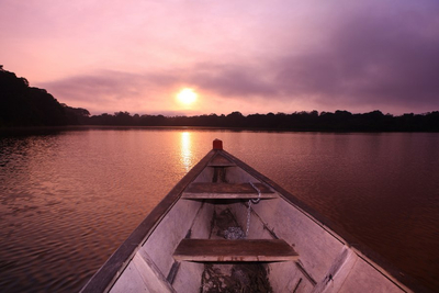 Sonnenuntergang und Boot Amazonas