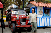 Ralph Sommer neben Willy Jeep in Salento