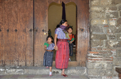 Mutter mit Kindern vor Kirche Santiago de Atitlan