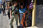 Ralph und Verkäuferin in San Antonio Palopó