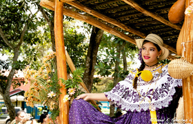 Die Pollera, ein traditionelles kunstvolles Kleid
