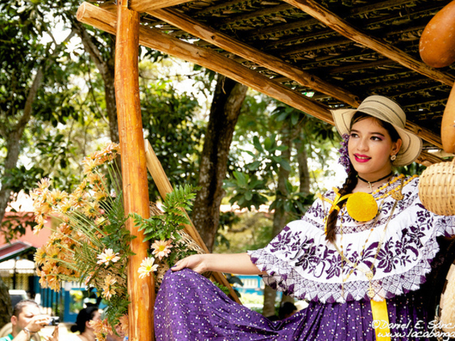 Die Pollera, ein traditionelles kunstvolles Kleid