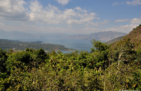 Blick auf Atitlan See in Guatemala 