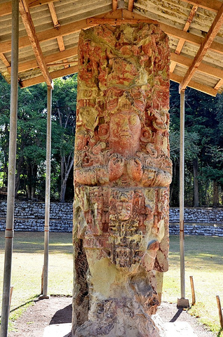 Rote Stele Maya-Herrscher
