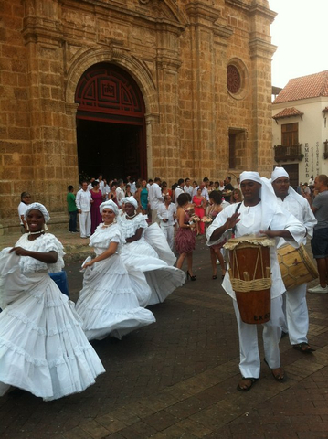 Tanzgruppe vor der Iglesia San Pedro