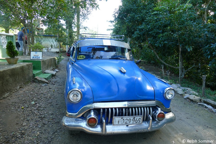 blaues Taxi auf der Insel Kuba
