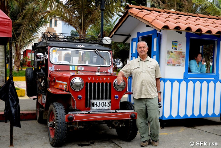 Ralph Sommer neben einem Willy Jeep in Salento