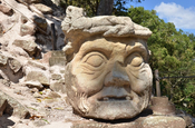 Skulptur "Der alte Mann von Copán" bei der Akropolis