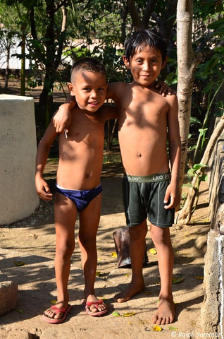 Kinder am Strand in Pochomil Nicaragua