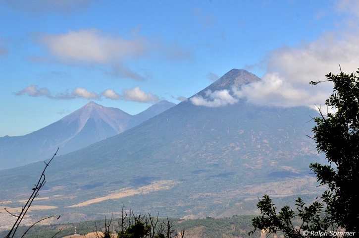links Vulkan Agua Fuego und rechts Vulkan Acatenango