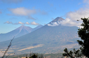 links Vulkan Agua Fuego und rechts Vulkan Acatenango
