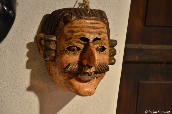 Maske im Musikmuseum K'Ojom in Antigua