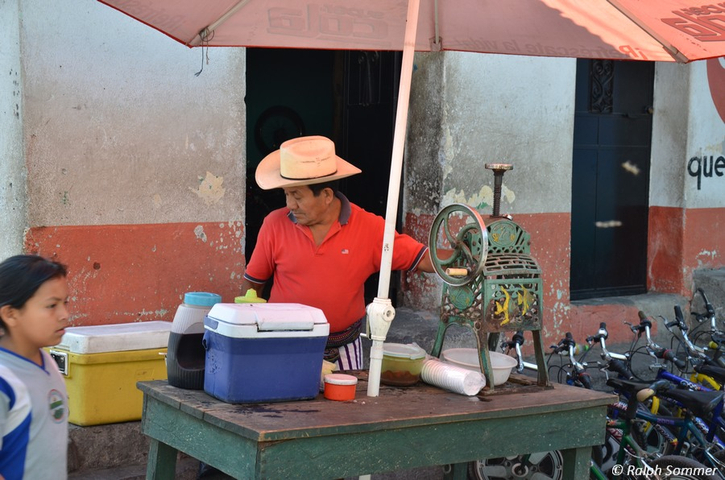 Verkäufer an der Eismaschine am Atitlán-See