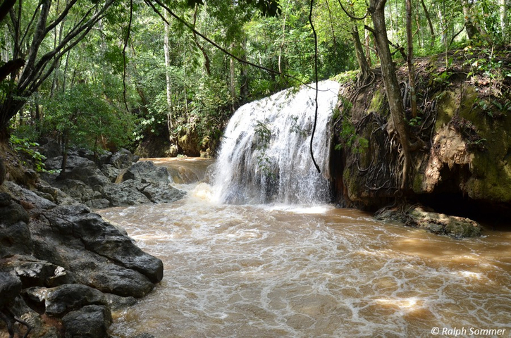 Wasserfall auf dem Weg zum Rio Dulce