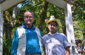 Ralph und Orchideengärtner Juan in Alta Verapaz
