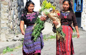 Mädchen mit Blumen in Mittelamerika