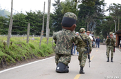 Militärpuppe und Militär in Calarcá