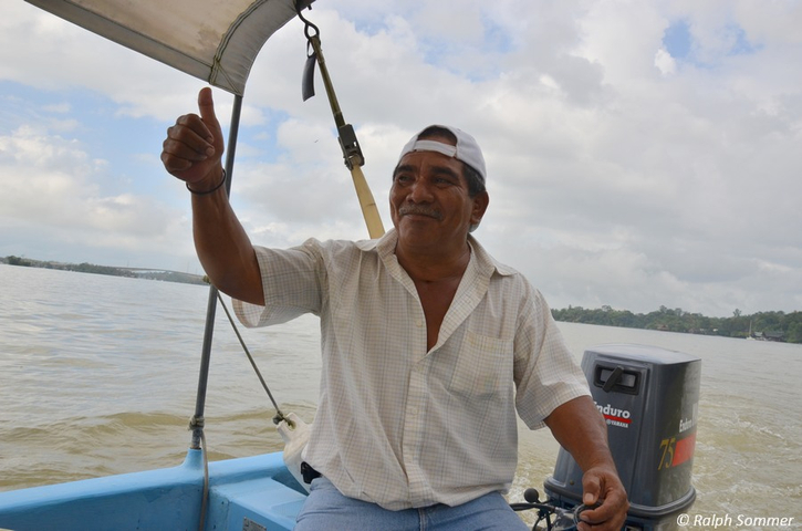 Motorbootfahrer auf dem Río Dulce