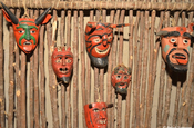 Holzmasken im Musikmuseum K'Ojom in Antigua