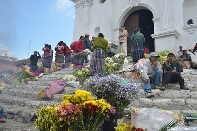indigene Gläubige auf Kirchentreppe Santo Tomas in Chichicastenango