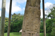 Geneigte Maya Stele