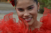 Junge Frau in festlicher Kleidung in Villavicencio