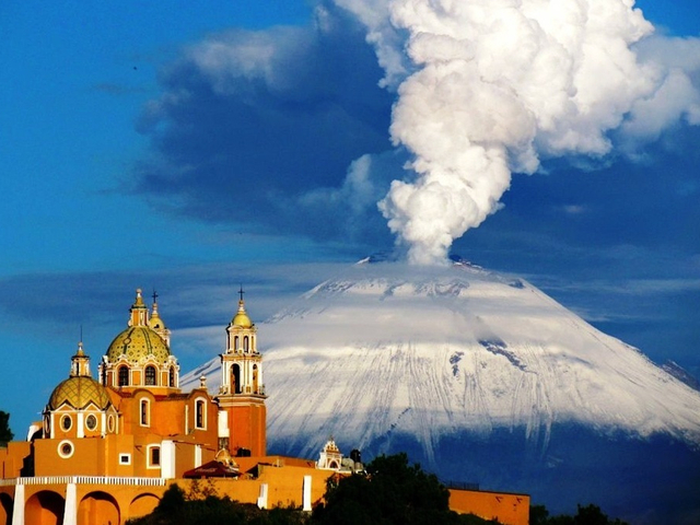 Ort Cholula de Rivadavia am Fuße des Vulkans Popocatépetl