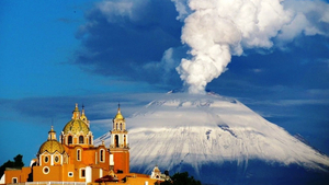 Ort Cholula de Rivadavia am Fuße des Vulkans Popocatépetl