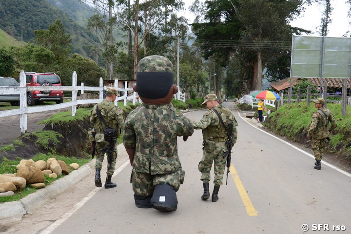 Militärfigur und Militär auf der Straße nach Cocora