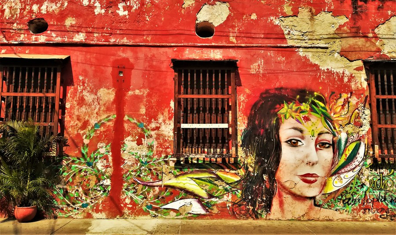 Frau auf roter Wand