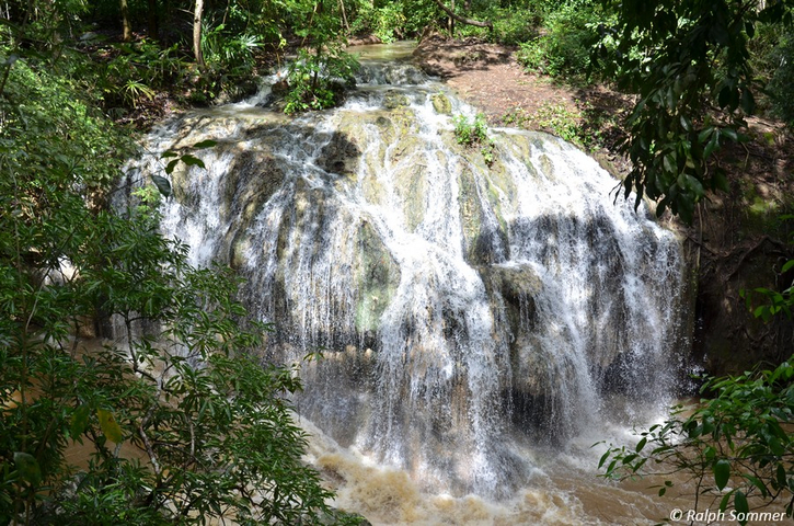 Wasserfall unterwegs zum Rio Dulce in Guatemala