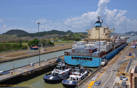 Containerschiff im Panamakanal