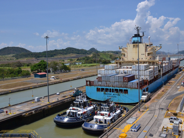 Containerschiff im Panamakanal