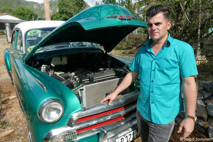 Taxi vor gepflegtem Chevy auf Kuba