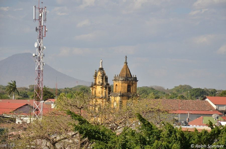 Kathedrale von León und Vulkan Momotombo Nicaragua