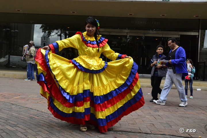 Kolumbianerin in Tanzkleidung vor dem Museum