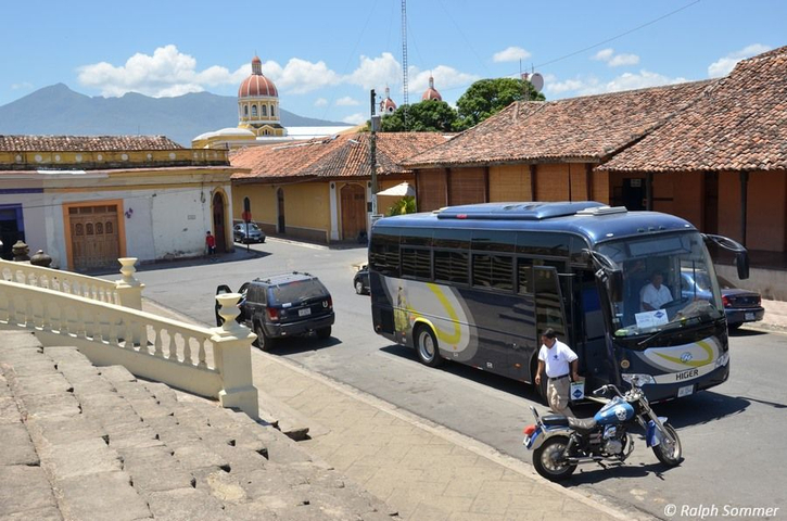Bus und Kathedrale in Granada Nicaragua