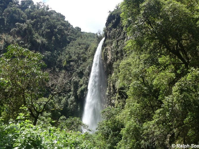 Cascada Condor Machay -  Nido del Cóndor