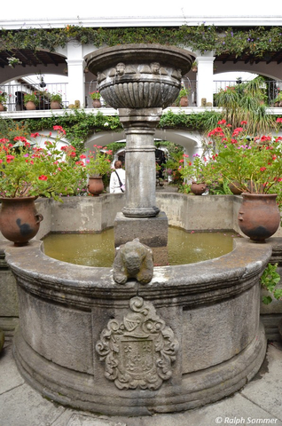 Brunnen vor dem Hotel Santo Tomas