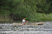 Einheimischer mit einem Kanu