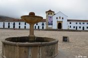 Brunnen und Kathedrale Villa de Leyva