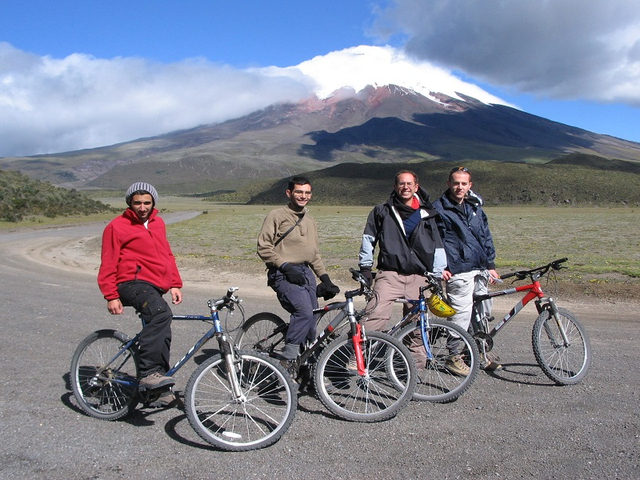 Downhill-Bikers am Cotopaxi