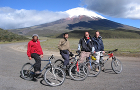 Downhill-Bikers am Cotopaxi