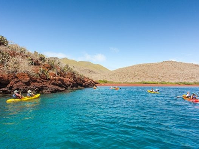 Kayaking entlang der Inselküste auf Galápagos