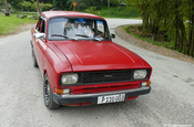 rotes Taxi in Las Terrazas auf der Insel Kuba in der Karibik