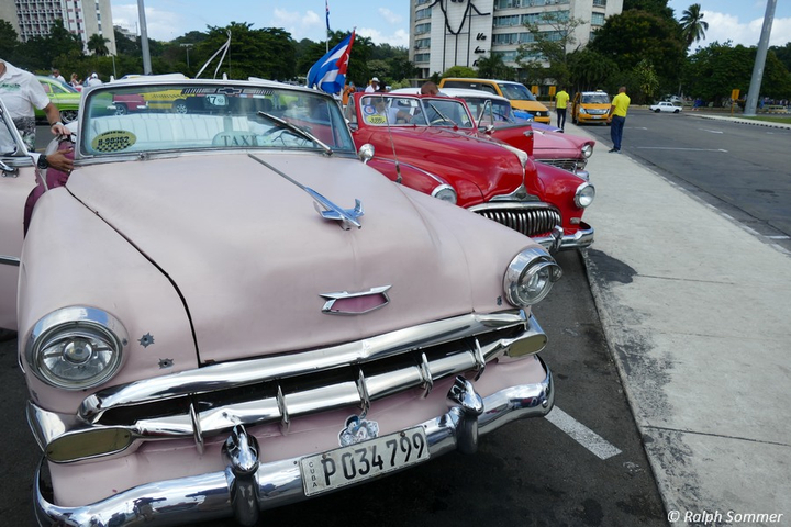 amerikanische Taxilimousine in Havanna