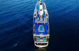 M/V Galapagos Legend von oben