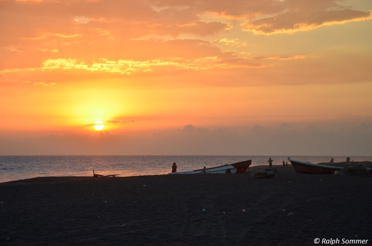 Sonnenuntergang am Pazifikstrand in Monterrico