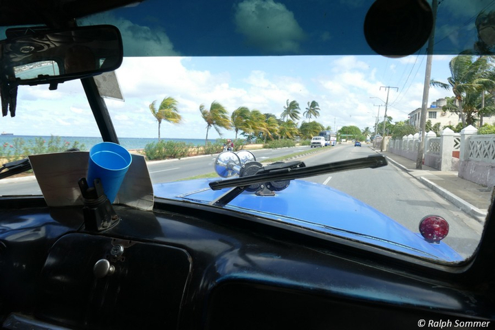 Strassenausblick vom Auto auf Kubas Straßen