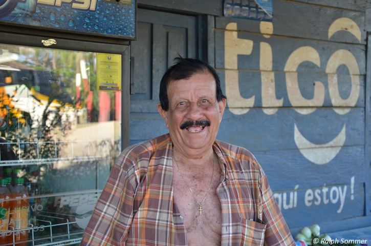 Ladenbesitzer am Río La Pasión